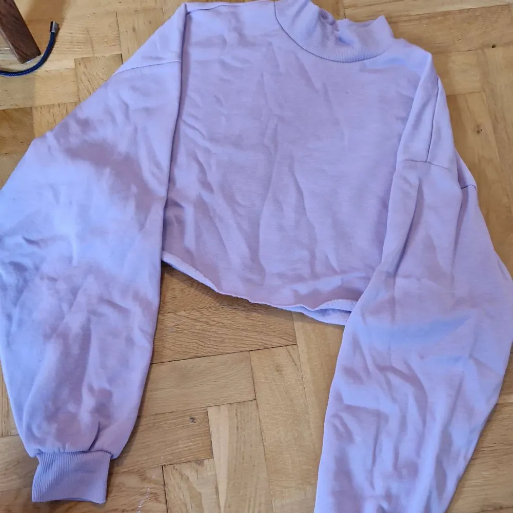 Purple cropped sweater, good condition, size Xs . Toppar.