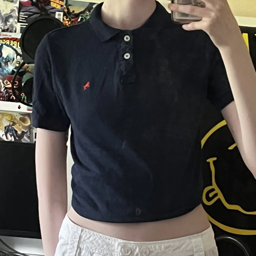 Polo tröja från h&m. Perfekt för en y2k look! Storlek 146/152 men passar xs-s! Står ej för postens slarv! Har även katt i hemmet. T-shirts.