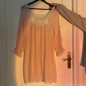 Jättefin ljusrosa klänning, coquette, second hand,   - Jag älskar denna med tyvärr passar den inte, fråga vid funderingar 