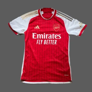 Arsenal 23/24 hemmatröja - Original pris 1.100kr. Använd endast ett fåtal gånger. Priset kan diskuteras