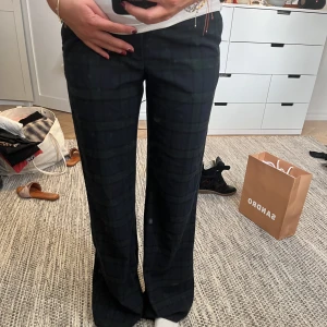Rutiga kostymbyxor  - Rutiga kostymbyxor från zara! Jag är 165cm lång och dessa som är i storlek XS sitter lite löst över benen och går ända ned till marken.