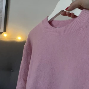 stickad tröja 💗 - jättesöt rosa stickad tröja från & other stories 💕endast använd några gånger! Nypris 490 kr 🌟