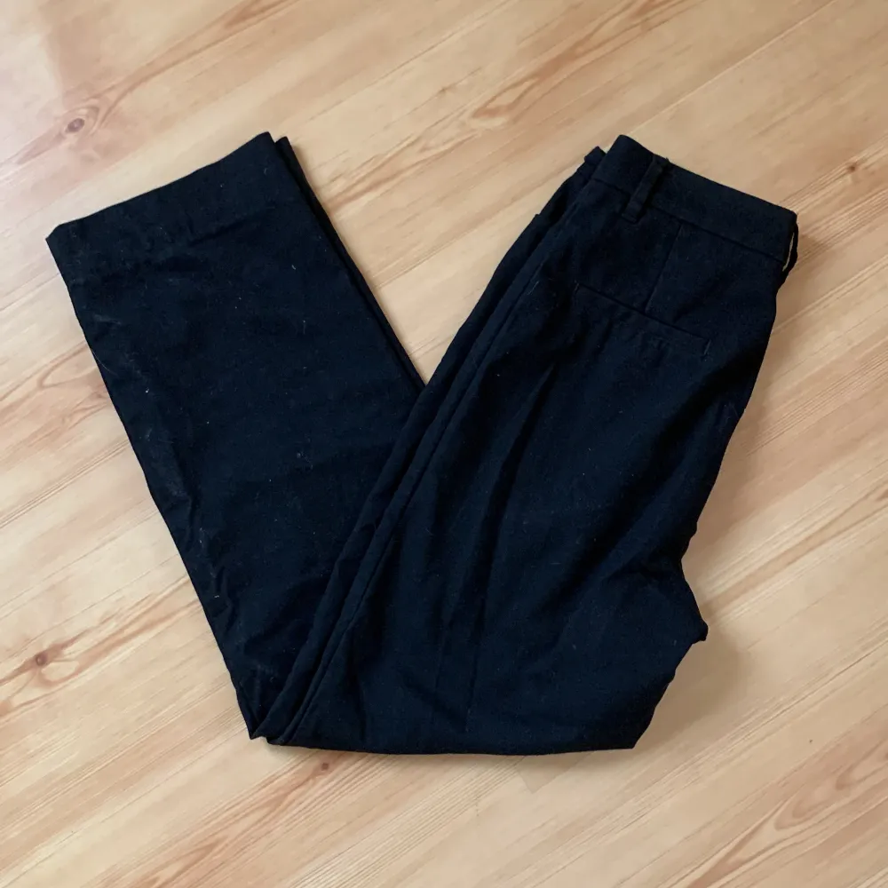Ett par fina svarta kostymbyxor, skriv för fler bilder☺️. Jeans & Byxor.