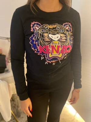 Kenzo sweatshirt  - En svart kenzo sweatshirt i storlek M. Köpt på johnells. Produkten är i nytt skick.