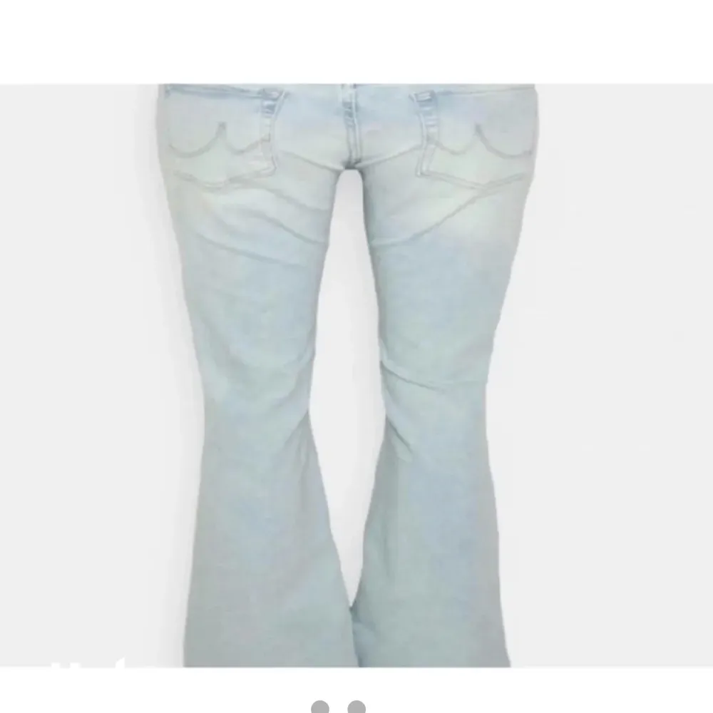 Säljer dessa jättesnygga jeans! första bilden är min, andra är lånad💓 älskar dessa. Och därför säljer jag endast för bra pris, har även klippt dom där nere. Jeans & Byxor.