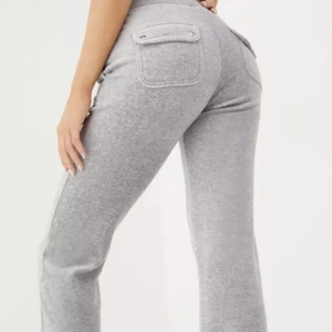 Grå juicy  - Dom är helt nya har ba testat dom, säljer dom därför att är inte lika intresserad av juicy längre, jag har storleken S därför köpte en storlek mindre Xs dom sitter perfekt om man har storleken s eller xs