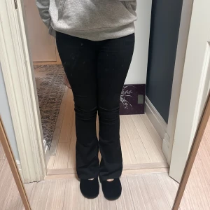 Svarta low waist jeans - Säljer dessa jättefina bootcut jeans då dem börjar bli försmå. Dem är använda några få gånger men i bra skick. 