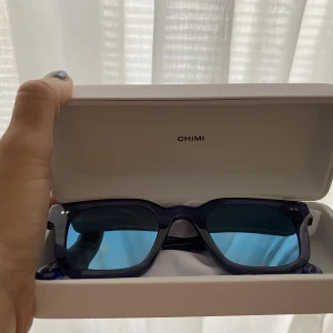 Blåa Chimi - Blåa Chimis med blått spegelglas. Nyservade i butiken. #004 färg Acai