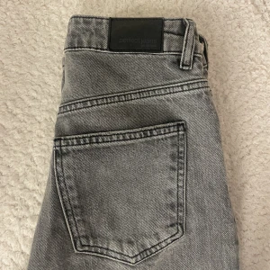 Jeans - säljer dessa supersnygga jeansen då dem tyvärr är för små för mig🌸i ett fint skick!!