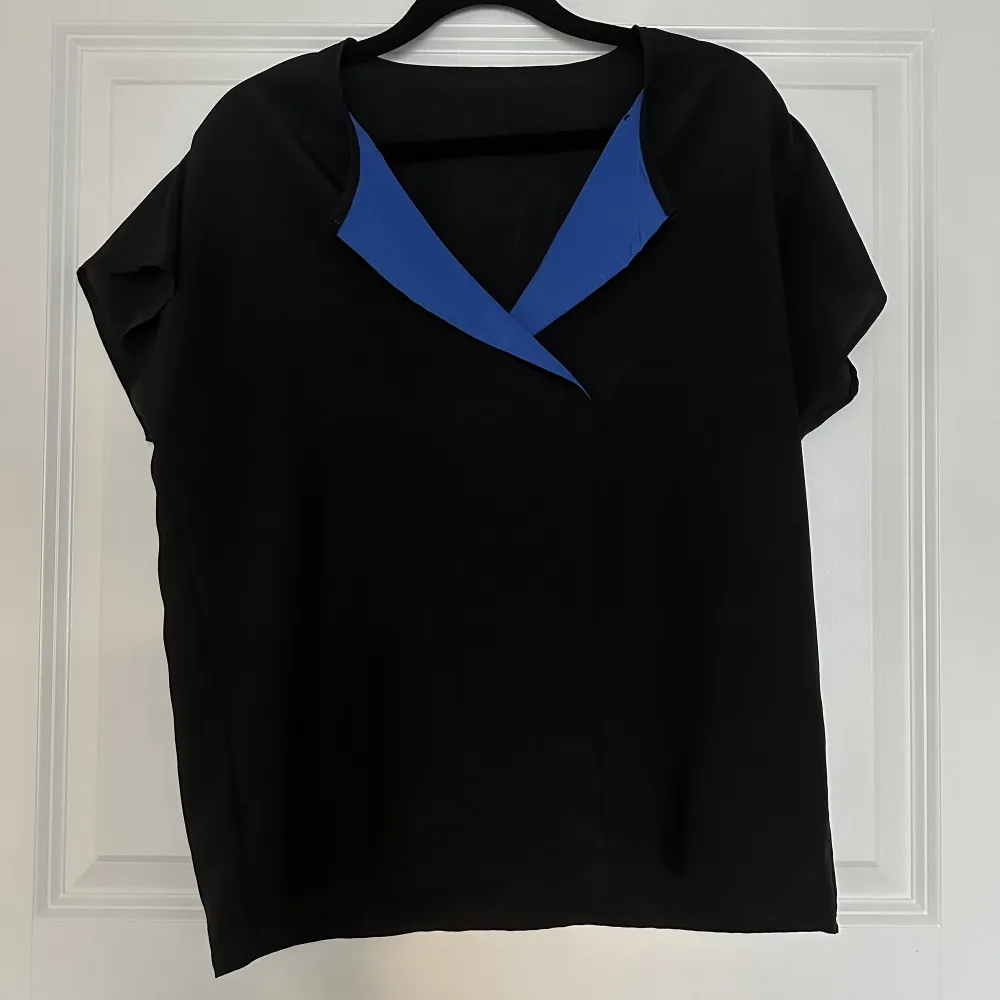 Black and blue polyester blouse, in good condition. Blusar.
