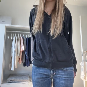 Zip hoodie - Skön zip hoodie frpn boohoo i storlek s. Säljer även en likadan fast i grå💞TRYCK PÅ KÖP NU