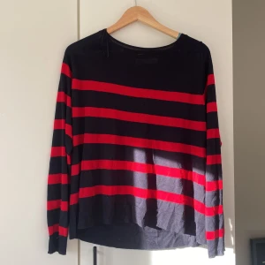 Randig Zara tröja - Hej!💞Säljer denna tröja från Zara då jag inte längta har användning för den. Köpt för ungefär två år sedan och inte särklit använd. Den är i storlek M men passar mig som är S/XS. Hör av er för frågor!!💞⭐️