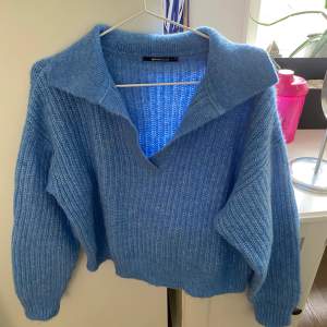 Säljer denna fina blåa stickade tröja från Gina tricot, aldrig använd. Köparen står för frakten 