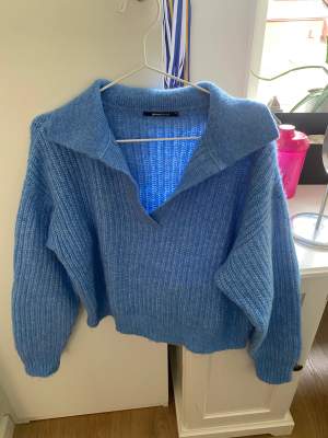 Säljer denna fina blåa stickade tröja från Gina tricot, aldrig använd. Köparen står för frakten 