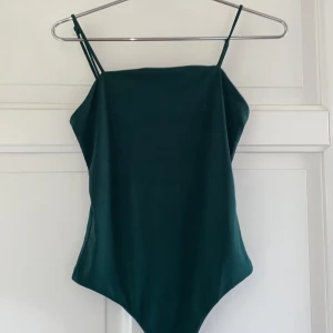 Body - Fin body i tjockare tyg. Justerbara band och är väldigt stretchig.
