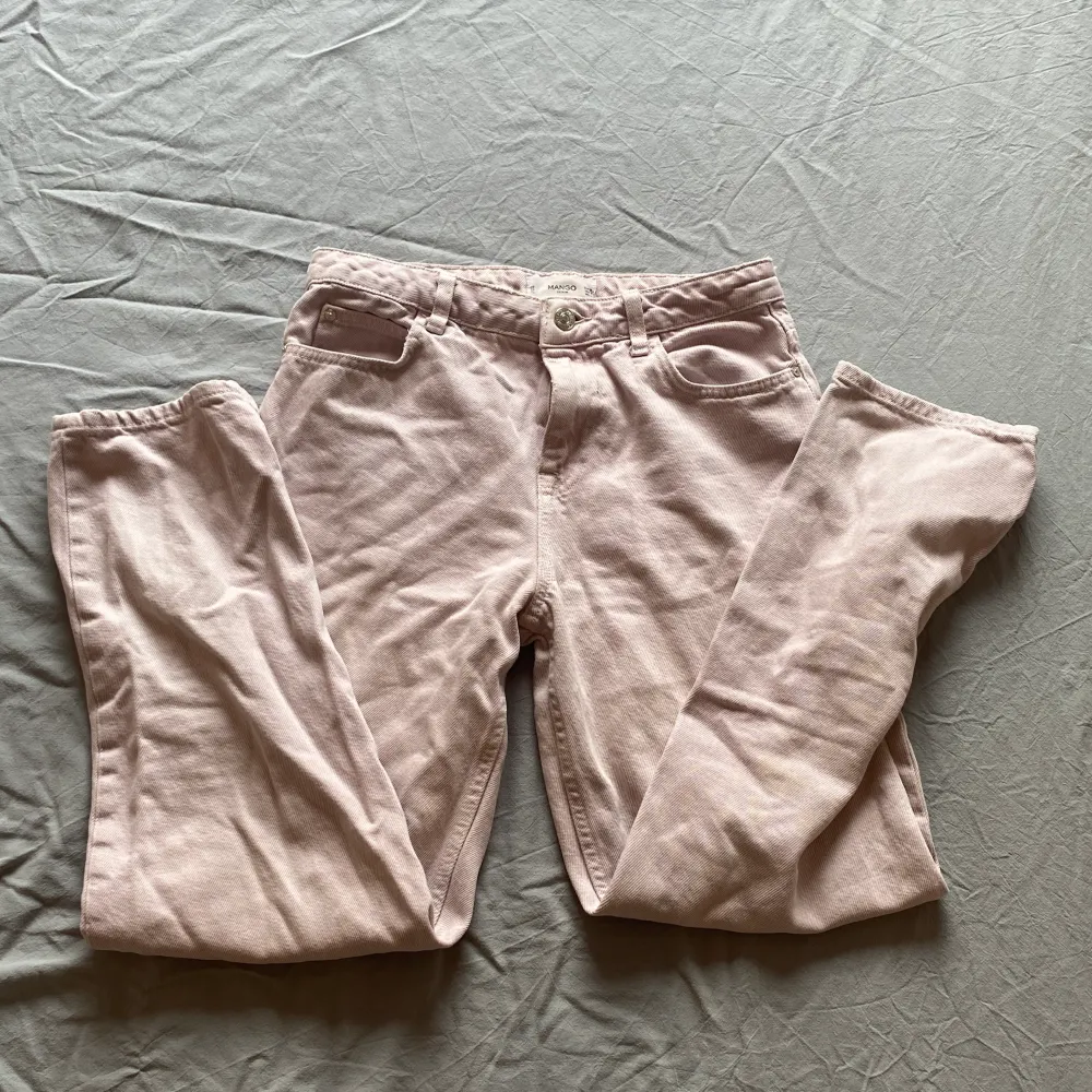 Gulliga rosa jeans i straight modell från mango. Tycker dessa är så söta för att få en färgglad outfit men säljer för att dom tyvärr inte passar. Midjemått: 70cm, Längd: 89cm. Använder köp nu och katt finns i hemmet!. Jeans & Byxor.
