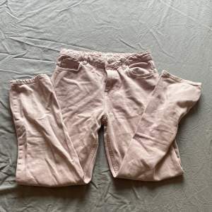 Gulliga rosa jeans i straight modell från mango. Tycker dessa är så söta för att få en färgglad outfit men säljer för att dom tyvärr inte passar. Midjemått: 70cm, Längd: 89cm. Använder köp nu och katt finns i hemmet!