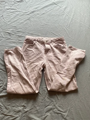 ROSA JEANS - Gulliga rosa jeans i straight modell från mango. Tycker dessa är så söta för att få en färgglad outfit men säljer för att dom tyvärr inte passar. Midjemått: 70cm, Längd: 89cm. Använder köp nu och katt finns i hemmet!