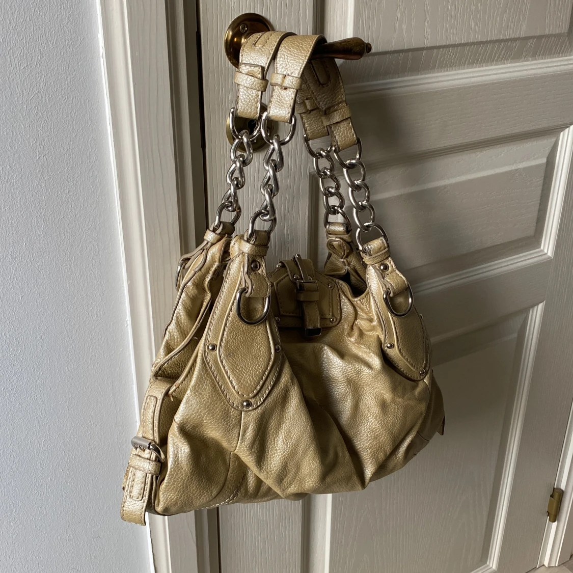 Fin beige-bit handväska med silver detaljer - 90