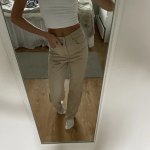 Jeans - Jeans från bikbok, använda fåtal gånger så de är i jättebra skick!
