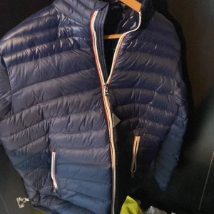 Moncler Daniel Jacka - Stl M. Inget prut. Kanske vid snabb deal. Köpte av en vän. Använd 2 gånger. Kan frakt eller mötas upp. 