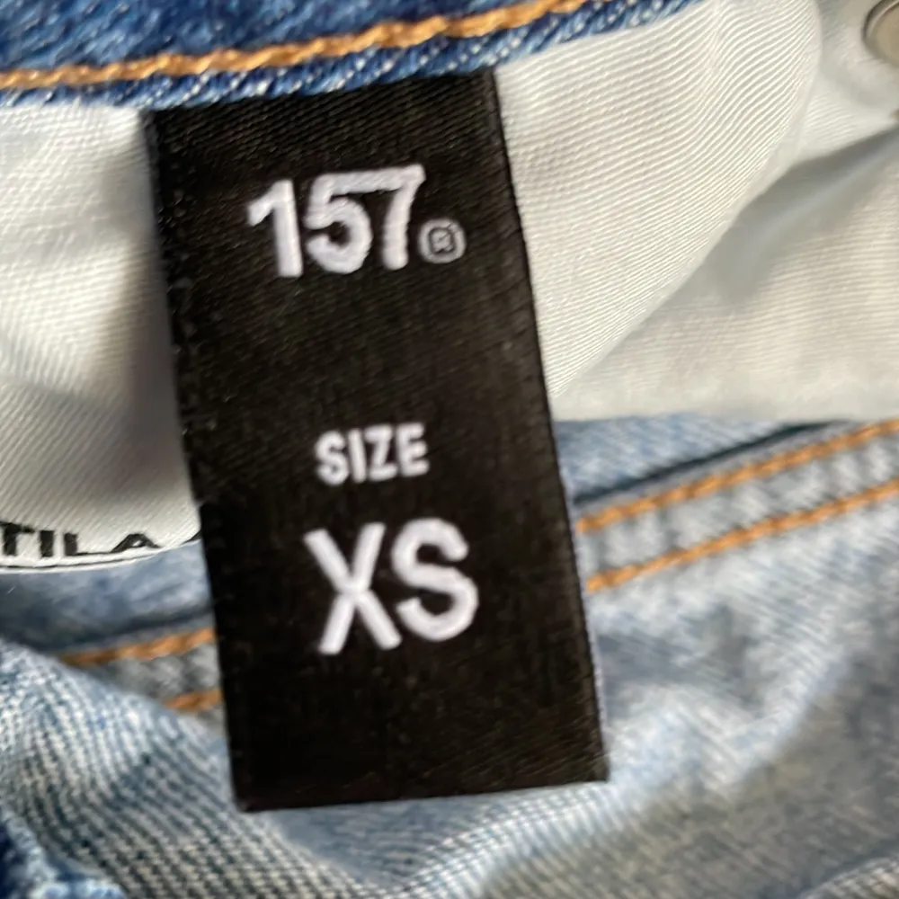 Ett par högmidjade jeans med hål i knäna från lager 157 i storlek xs. Bra skick. Jeans & Byxor.