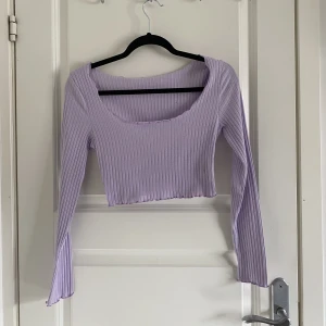 Lila topp - Otroligt fin lila topp som jag egentligen vill ha kvar men aldrig använder⚡️🫶🏼