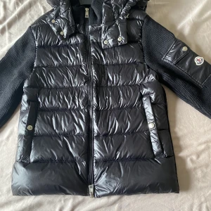 Moncler hybrid - Säljer min moncler hybdrid som ja fick i present pga att den är lite för liten