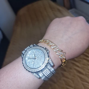 Silver klocka med diamanter - Fint full cubic zircon klocka ,daimond cut använd i bra skick.