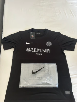 Psg X Balmain  - Säljer en helt ny fotbollströja Psg X Balmain 