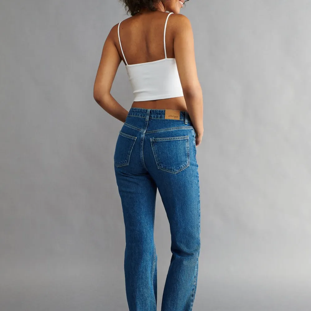 Supertrendiga jeans från Gina Tricot!! Säljer då de inte kommer till någon användning och de är i superbra skick.. Jeans & Byxor.