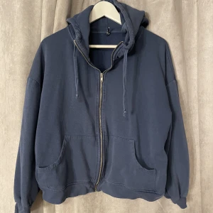 Blå zip up - Bekväm zip up från Lindex  hyfsat anvönd men inga större defekter köpt för 700 