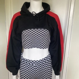 Cropped hoodie  - Plagget är måttligt använt men bra skick. Den passar bra till crop tops och linnen.   Plaggets mått i cm:  Bredd 56, längd 31.