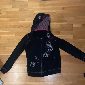 Monster high hoodie - Monster high hoodie bara provat på 1 gång. Med fina döskalle detaljer. Skriv bara för för fler bilder eller mer info :)