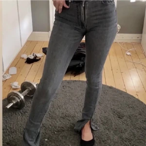 Gråa jeans  - Supersnygga, passar mig som vanligtvis har M från zara. Är stretchiga av sig