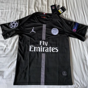 Psg fotbollströja  - Hej, jag säljer den här oanvända fotbolls tröjan som jag fick i jul för nåt år sen men aldrig använt. Psg tredjeställ, mbappe 7. Skriv om du har någon fråga eller om du är intresserad. Jag har mera bilden det är bara att fråga 😀pris kan diskuteras 🛍️🏃💨