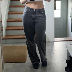 Sweet big sktbs jeans - Jättefina mörkgråa baggy jeans, dem är i fint skick, jag som i vanliga fall har s och är 168 cm lång sitter dessa xxs jätte bra på mig 