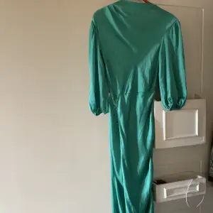 ASOS design grön klänning , har likadan i lila som jag har bild på när jag har på den så man kan se hur den ser ut på. Helt oanvänd 