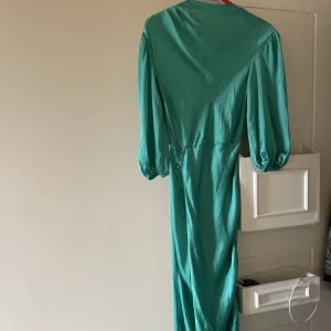Grön klänning  - ASOS design grön klänning , har likadan i lila som jag har bild på när jag har på den så man kan se hur den ser ut på. Helt oanvänd 