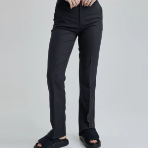 Kostymbyxor bikbok  - Populära Kostymbyxor - vilma, från bikbok som tyvärr är försmå, älskar dessa!!! i storlek 38. Skriv för mer frågor eller bilder💕