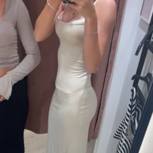 Lång klänning  - Hej, Jag säljer denna jättefina Jättefin klänning från Gina som inte är använd. Den är i bra skick och Sitter perfekt på mig som är en och 160cm. skriv för fler bilder eller frågor så försöker jag svara på det mesta!!!