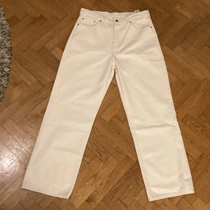 Jeans från Dr.Denim ”Omar - Ecru” - Helt nya (!) vita Dr.Denim Jeans 32x32, straight loose fit. 