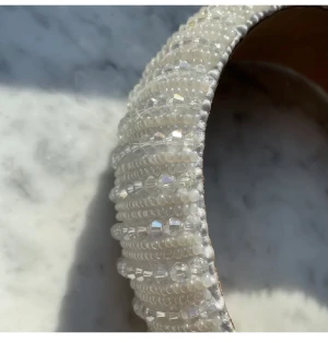 vit diadem - säljer mitt vita diadem som tyvärr inte kommer till andväning, om man vinner budgivningen MÅSTE man köpa🩷