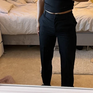 Kostymbyxor - Fina kostymbyxor med pressveck från bikbok, super skick, inga defekter☺️”Jackie petite”