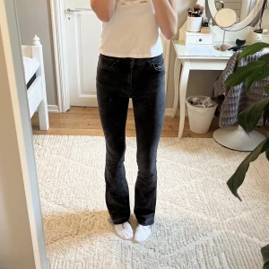 Svarta bootcut jeans - Svarta bootcut jeans från WinWin denim, köpta på Carlings. Jag har sprättat ut sömmen längst ner för att få dom längre. Jag är 173cm. 
