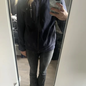 Sail racing tröja - Hej! Jag säljer min fina sail racing zip hoodie då jag har tröttnat på den. Den är mycket använd men i bra skick. Storlek 170 men sitter som en xs/s. Köptes för ca 900kr. Priset ej skrivet i sten💕 köparen står för frakten, Swish!