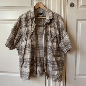 Rutig skjorta - Rutig skjorta. Avklippt där nere så den sitter bättre. Strl XL