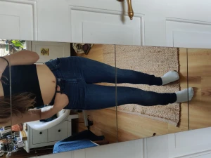 Skinnyjeans - Superfina jeans från drdenim som jag knappt har använt och säljer för att de inte längre är min stil. Jag är 164 och på mig finns det gott om tyg kvar vid fötterna så är mer anpassade för längre:) Hittade ingen storlek men passar mig som oftast är S/36