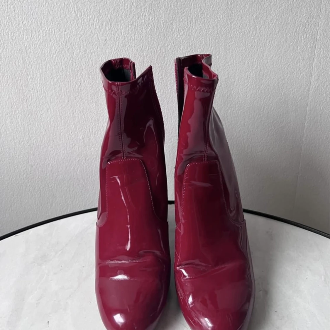 Klackar/Boots i lack från Steve Madden  - 91