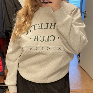 Sweatshirt  - En swetshirt köpt från jack&jones i storleken M. Jag har använt den lite men det knappt syns. Skriva för mer bilder och info